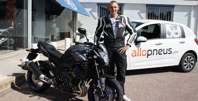 Jeu concours Allopneus : Remise d’une moto FZ8 à notre client