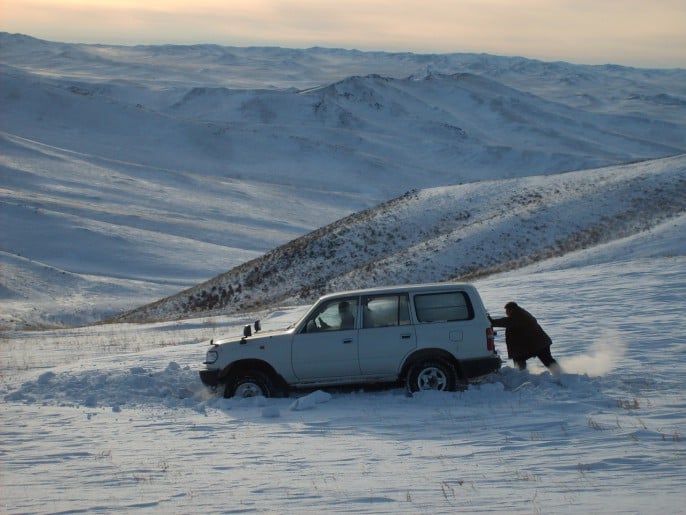 Car sunk in snow – Mongolia (1)