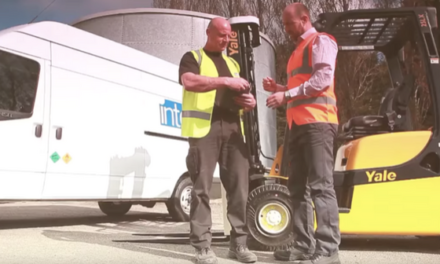 Nouveau : service de montage sur site pour les pneus pleins des chariots élévateurs